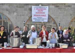 Ulukışla Kaymakamlığı, Vatandaşa Aşure İkram Etti