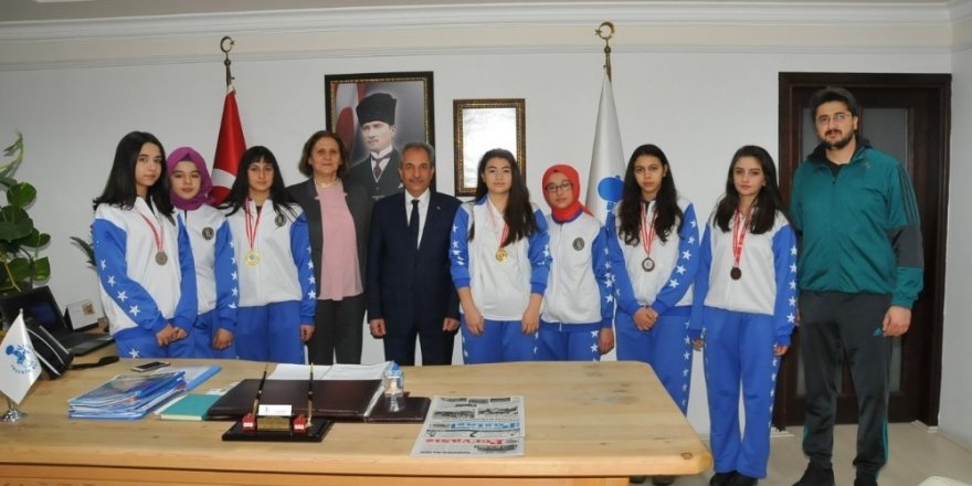 Başarılı sporculardan Başkan Akkaya’ya ziyaret