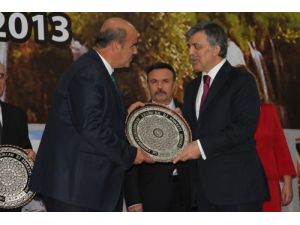 Gül, Hayırsever İş Adamlarına Plaket Verdi