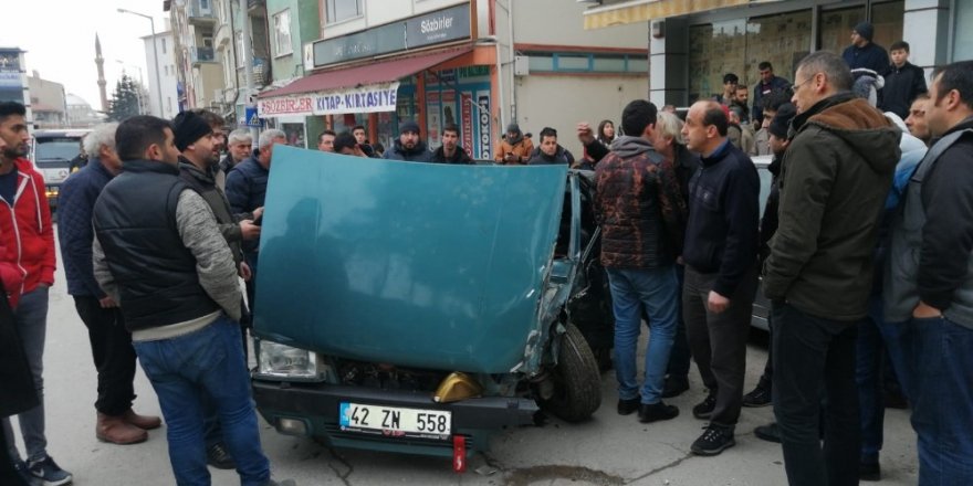 Seyir halindeki otomobil park halindeki araçlara çarptı: 3 yaralı