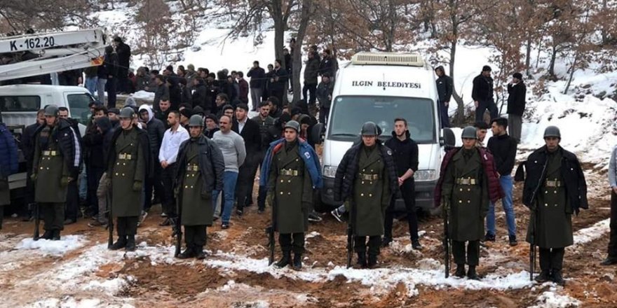 Şehit cenazesindeki askerlere montlarını verdiler