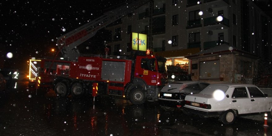 Konya’da 4 katlı bir binanın çatısında yangın