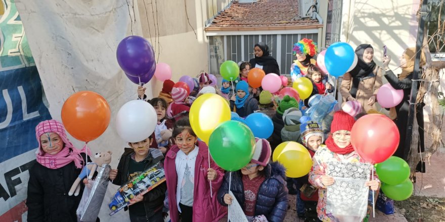 Öğrenciler mülteci   çocukları sevindirdi