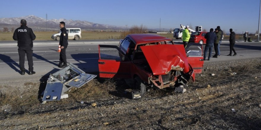 Otomobil elektrik panosuna çarptı: 6 yaralı