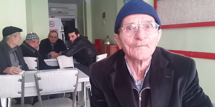87'lik şair kahvehanelerde şiirlerini söylüyor