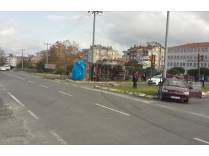Burhaniye’de Tır Devrildi: 4 Yaralı