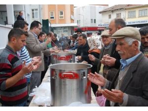 Sındırgı Belediyesi 5 Bin Kişilik Aşure Dağıttı