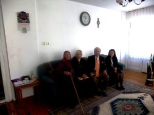 Bafra Kaymakamı Eşiyle Birlikte İhtiyaç Sahibi Aileleri Ziyaret Etti