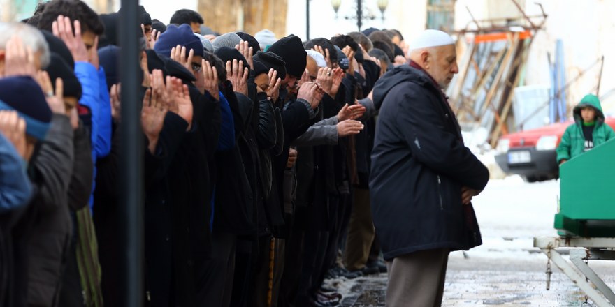 Konya'da yem karma makinesine sıkışan çocuğun cenazesi toprağa verildi