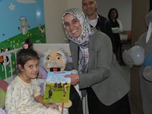 Hasta Çocuklar Hastanede Kitap Okuyor