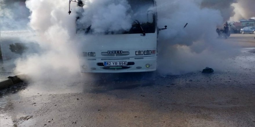 Seyir halindeki minibüs yandı