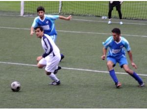 Amatör Maçta Tekmeler Havada Uçuştu