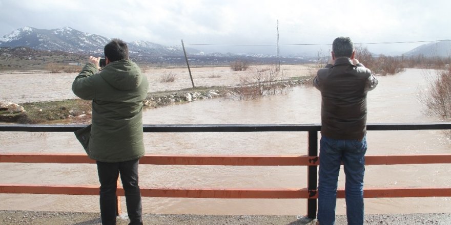 Konya’da etkili olan yağış nedeniyle ekili alanlar su altında kaldı