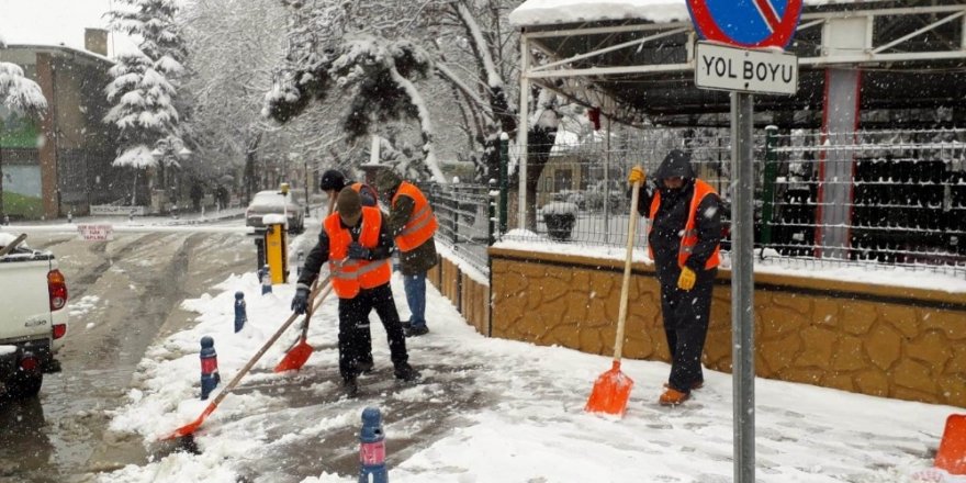 Akşehir’de kar temizliği çalışmaları