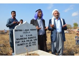 Şivan Perwer’in Köylüleri Annesinin Mezarında Dua Etti