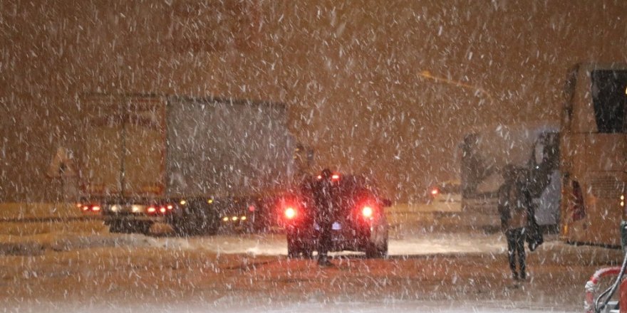 Aksaray’da kar yağışı etkisini sürdürüyor, okullar tatil edildi