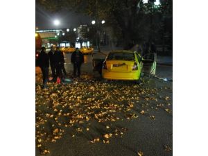 Yaralı Taksi Sürücüsünü Ve Yolcuyu Araçtan Vatandaşlar Çıkardı
