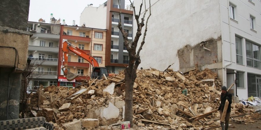 Karaman’da belediye metruh binaları yıkıyor