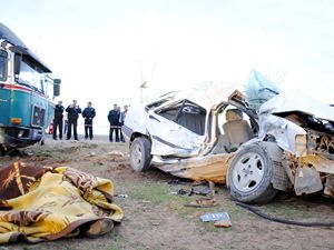 Otomobil ile TIR çarpıştı: 1 ölü, 2 yaralı