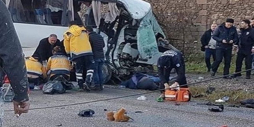 İzmir'de feci kaza: 4 ölü, 8 yaralı