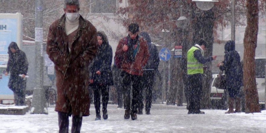 Aksaray’da kar yağışı etkisini sürdürüyor