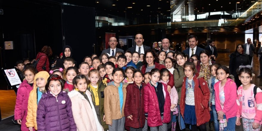 Başkanlar çocukların tiyatro heyecanına ortak oldu