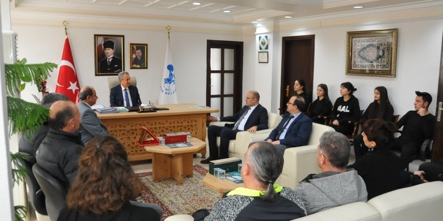 Anadolu Lisesi heyetinden Başkan Akkaya’ya ziyaret