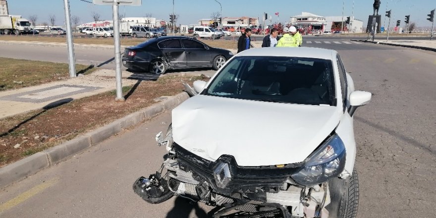 Aksaray’da iki otomobil çarpıştı: 1 yaralı