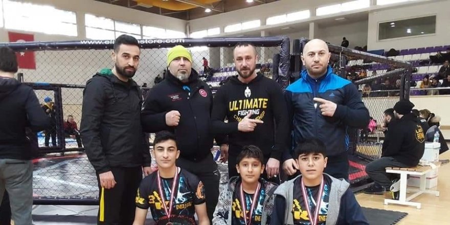 MMA müsabakasına katılan Kululu gençler 3 madalya kazandı