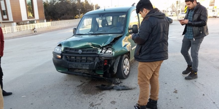 Kulu’da otomobille hafif ticari araç çarpıştı