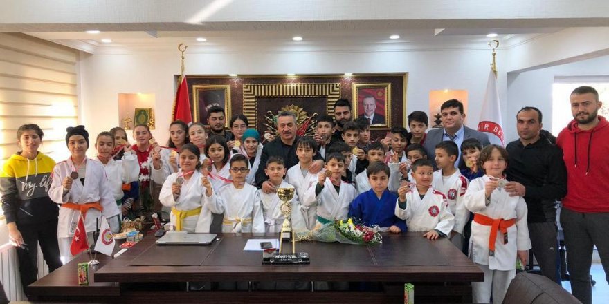 Şampiyon judoculardan başkan Tutal'a ziyaret