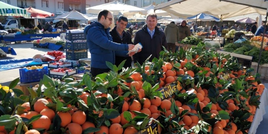 Pazar yerindeki meyve satıcıları meyve sineği zararlısına karşı bilgilendirildi