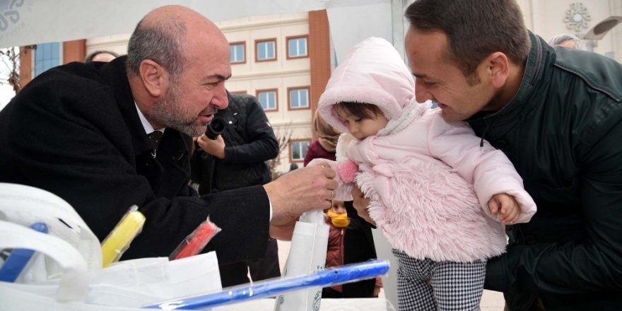 Başkan Pekyatırmacı çocuklara şivlilik dağıttı