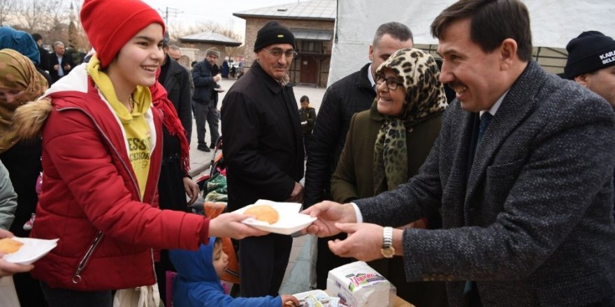 Başkan Kılca vatandaşa pişi, çocuklara şivlilik dağıttı