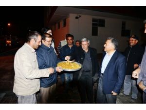 Gece Asfalt Çalışmasına Baklavalı Ziyaret