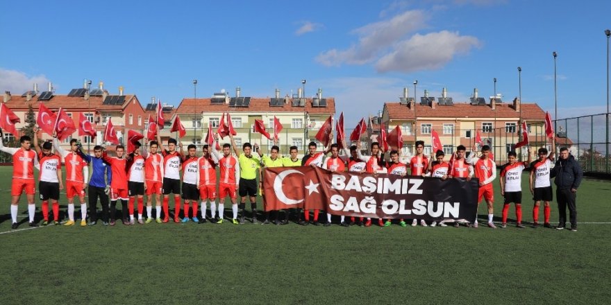 Karaman’da sporcular "Başımız Sağ Olsun" pankartı açtı