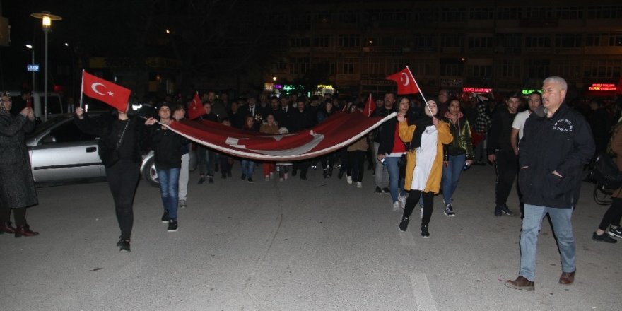 Vatandaşlar İdlib şehitlerini anmak için yürüdü