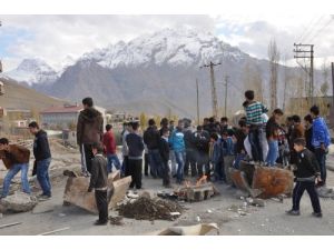 Hakkari'de Tozdan Bıkan Mahalleli Oturma Eylemi Yapıyor