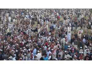 Pakistan’da Öldürülen Sunnilerin Cenaze Namazına Binlerce Kişi Katıldı