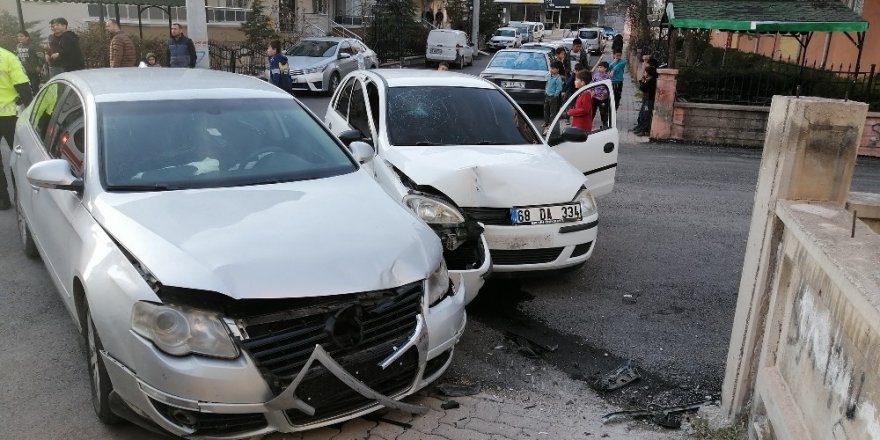 Aksaray’da 2 otomobil çarpıştı: 4 yaralı