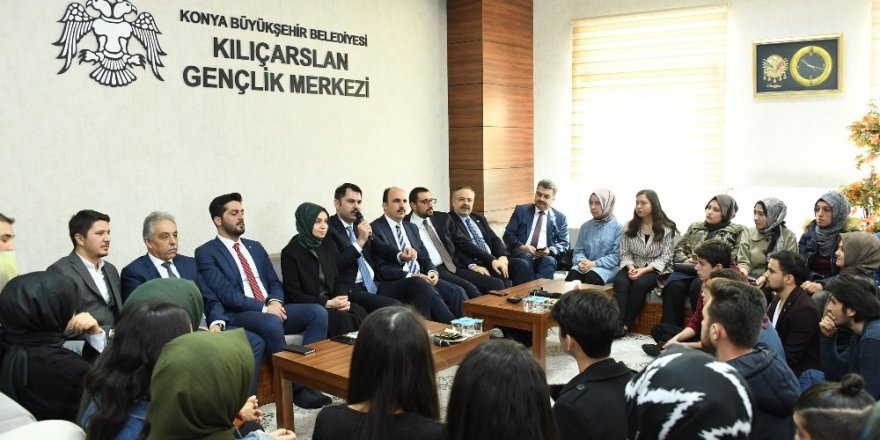 Bakan Kurum üniversiteli gençlerle buluştu