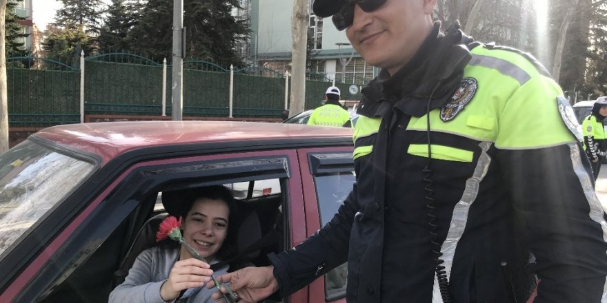 Trafik polisleri kadın sürücü ve yolculara karanfil dağıttı