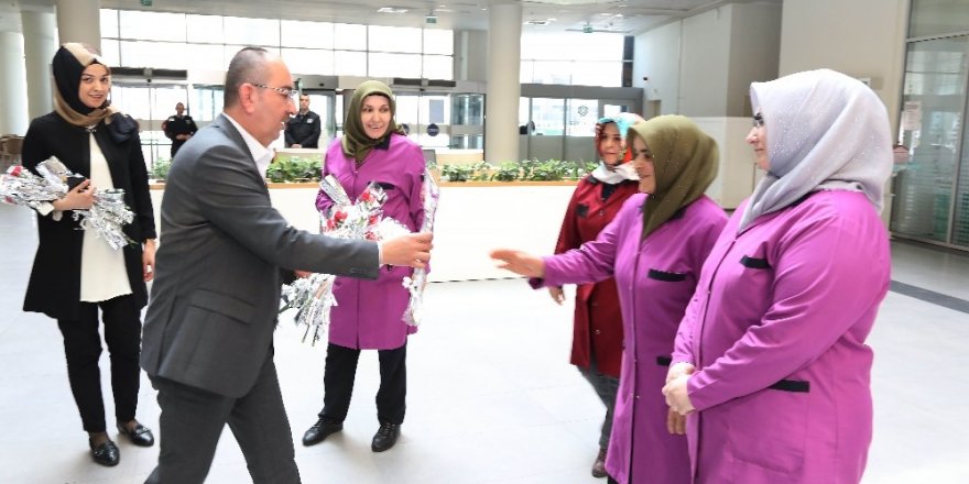 Başkan Kavuş’tan kadın personele karanfil