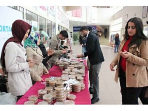 Öğrenciler Öğrencilere Aşure İkram Etti