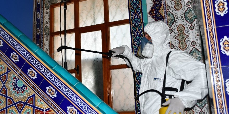 Aksaray’da camiler korona virüsüne karşı dezenfekte ediliyor