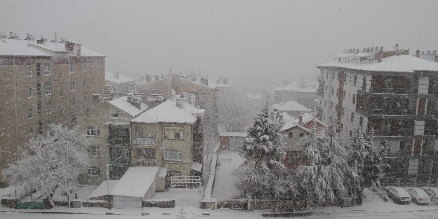 Beyşehir’de kar yağışı ilçeyi beyaza bürüdü