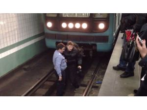 Moskova Metrosunda Trenin Altına Düşen Sarhoş Yolcu Ölümden Döndü