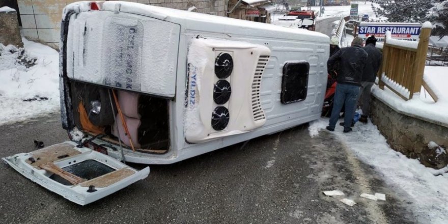 Aksaray’da hasta taşıyan minibüs devrildi: 2 yaralı