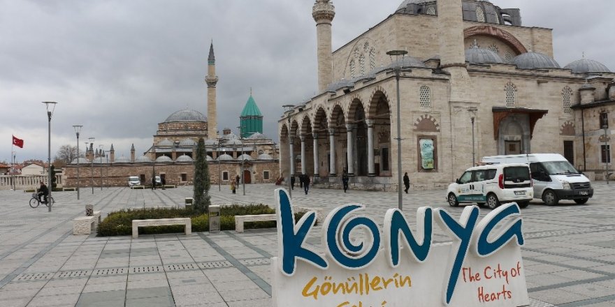 Konya’da cuma namazında camiler boş kaldı