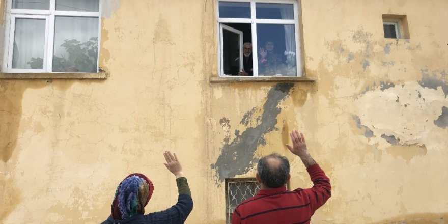 Anne ve babalara aile karantinası, büyükleriyle uzaktan görüşüyorlar